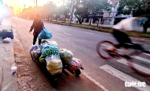 Thức từ 23h, cô Lan mới kịp đưa đồ lên thành phố bán lúc mặt trời sắp mọc - Ảnh MẠNH DŨNG Thức từ 23h, cô Lan mới kịp đưa đồ lên thành phố bán lúc mặt trời sắp mọc - Ảnh MẠNH DŨNG