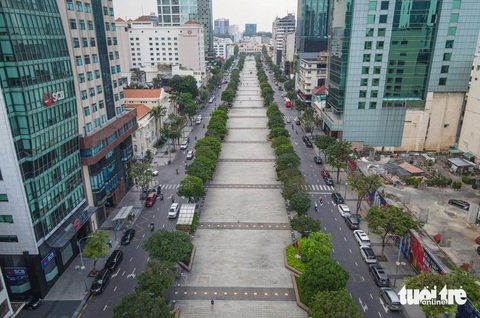 TP.HCM sẽ lập bãi giữ xe máy trên 3 tuyến đường gần phố đi bộ Nguyễn Huệ- Ảnh 1. Toàn cảnh phố đi bộ Nguyễn Huệ (quận 1, TP.HCM) giao với nhiều tuyến đường - Ảnh: CHÂU TUẤN