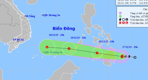 Bão Jelawat có rất ít cơ hội vào tới đất liền Việt Nam- Ảnh 1. Vị trí và hướng di chuyển bão Jelawat lúc 19h tối 17-12 - Ảnh: NCHMF