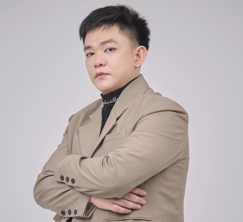 Nhờ Voi Bản Đôn Anh Tú hát Ngày mai người ta lấy chồng mà Đông Thiên Đức 'sống lại'- Ảnh 2. Là tác giả của các ca khúc buồn nhưng bên ngoài tính cách trái ngược, Đông Thiên Đức kể anh được mọi người nhận xét là trông rất buồn... cười - Ảnh: NVCC