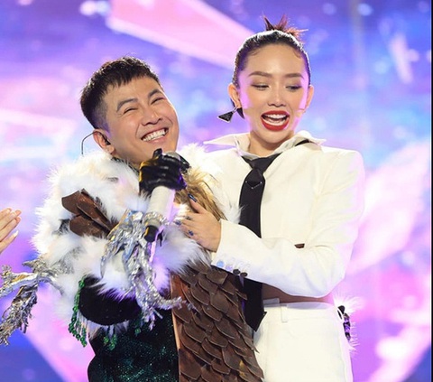 Nhờ Voi Bản Đôn Anh Tú hát Ngày mai người ta lấy chồng mà Đông Thiên Đức 'sống lại'- Ảnh 4. Mai Tiến Dũng trong mascot Hươu Thần đã hát ca khúc