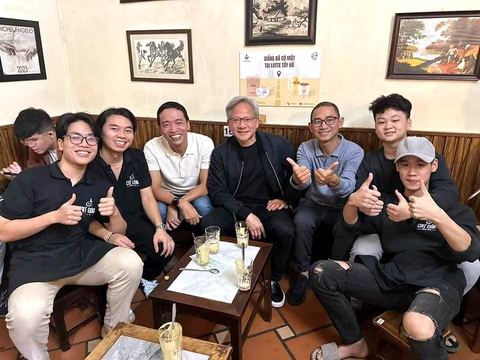 Giám đốc điều hành (CEO) Tập đoàn chip Nvidia Jensen Huang (giữa) chụp ảnh cùng các nhân viên và bạn đi cùng tại Cafe Giảng ở Hà Nội vào tháng 12-2023 - Ảnh: HAT Giám đốc điều hành (CEO) Tập đoàn chip Nvidia Jensen Huang (giữa) chụp ảnh cùng các nhân viên và bạn đi cùng tại Cafe Giảng ở Hà Nội vào tháng 12-2023 - Ảnh: HAT