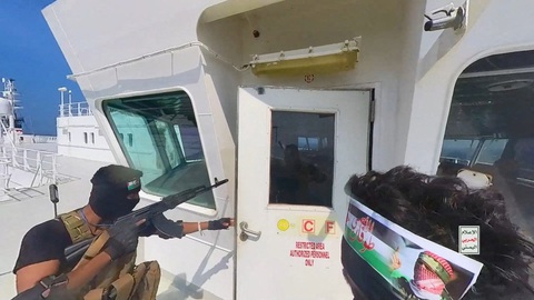 Chiến binh Houthi mở cửa buồng lái trên boong một con tàu ở Biển Đỏ - Ảnh: REUTERS Chiến binh Houthi mở cửa buồng lái trên boong một con tàu ở biển Đỏ - Ảnh: REUTERS