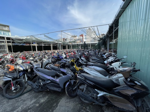 Từ vụ cướp tài sản, thu giữ gần 200 xe máy nghi trộm, cướp ở tiệm cầm đồ- Ảnh 4. Hàng trăm xe là xe trộm, cướp - Ảnh: Công an cung cấp