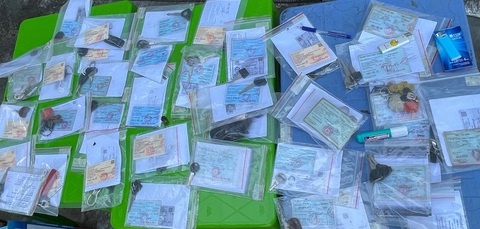 Từ vụ cướp tài sản, thu giữ gần 200 xe máy nghi trộm, cướp ở tiệm cầm đồ- Ảnh 3. Nhiều hồ sơ xe là xe trộm, cướp - Ảnh: Công an cung cấp