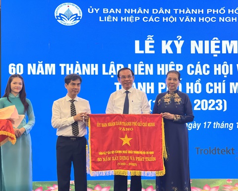 60 năm thành lập Liên hiệp các hội văn học nghệ thuật TP.HCM- Ảnh 2. Bí thư Thành ủy Nguyễn Văn Nên trao cờ truyền thống cho Liên hiệp các hội văn học nghệ thuật TP.HCM - Ảnh: THÁI THÁI