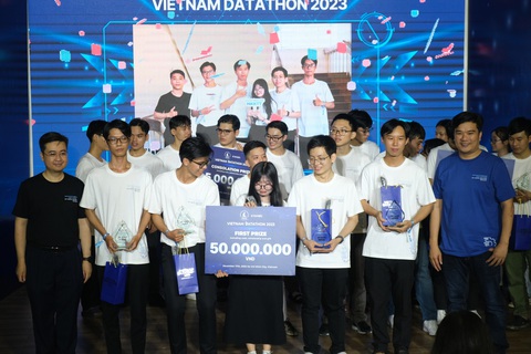 Sinh viên cả nước tranh tài về dữ liệu trong 24 tiếng- Ảnh 2. Nhóm sinh viên Trường đại học Khoa học tự nhiên, Đại học Quốc gia TP.HCM đoạt giải nhất tại cuộc thi Vietnam Datathon 2023 - Ảnh: NGỌC PHƯỢNG