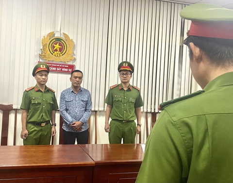 Giả công an, khoe có còng số 8 lừa người phụ nữ 9 tỉ đồng- Ảnh 1. Nguyễn Phương Bình tại cơ quan công an - Ảnh: Công an cung cấp