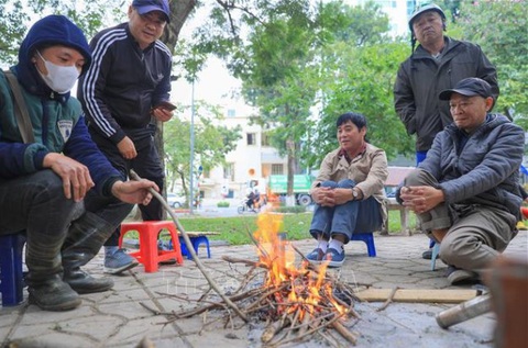 Miền Bắc chìm trong giá rét, Mẫu Sơn 1,2 độ C- Ảnh 2. Sáng 17-12, dù trời nắng, nhiệt độ ngoài trời tại Hà Nội vẫn duy trì dưới 14 độ C - Ảnh: TTXVN