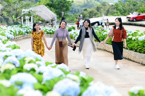 Dịch COVID-19 đã trở thành bệnh lưu hành, do đó công bố hết dịch là hợp lý. Trong ảnh: du khách đi chơi ở Đà Lạt (tỉnh Lâm Đồng) - Ảnh: Q.ĐỊNH Dịch COVID-19 đã trở thành bệnh lưu hành, do đó công bố hết dịch là hợp lý. Trong ảnh: du khách đi chơi ở Đà Lạt (tỉnh Lâm Đồng) - Ảnh: Q.ĐỊNH