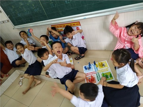 Quận 12, TP.HCM kiểm tra kinh phí hoạt động của hội phụ huynh tại 40 trường- Ảnh 1. Học sinh một trường tiểu học tại quận 12 trong giờ giải lao tại lớp - Ảnh: NTCC