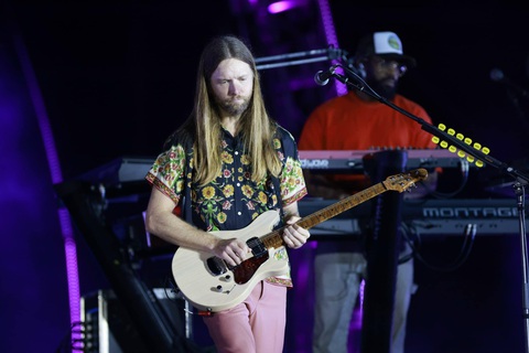 Bên cạnh Adam Levine, James Valentine cũng chinh phục khán giả Việt với ngón đàn guitar điêu luyện - Ảnh: BTC Bên cạnh Adam Levine, James Valentine cũng chinh phục khán giả Việt với ngón đàn guitar điêu luyện - Ảnh: BTC