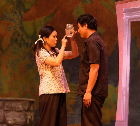 Cảnh trong vở Trả lại lia thia ở sân khấu Hoàng Thái Thanh - Ảnh: LINH ĐOAN Cảnh trong vở Trả lại lia thia ở sân khấu Hoàng Thái Thanh - Ảnh: LINH ĐOAN