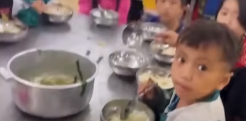 Tạm đình chỉ hiệu trưởng sau phản ánh học sinh tiểu học ăn sáng mì gói lõng bõng chan cơm- Ảnh 1. Học sinh Trường phổ thông dân tộc bán trú tiểu học Hoàng Thu Phố 1 trong phóng sự phản ánh của VTV24 - Ảnh: VTV24