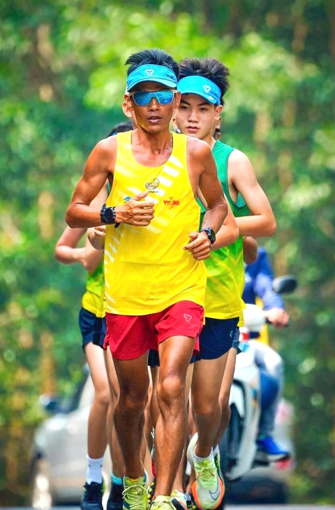 Nguyễn Văn Long vô địch cự ly chạy siêu khủng 100km tại TP.HCM- Ảnh 4. Nguyễn Văn Long trên đường chạy xuyên Việt năm 2022 - Ảnh: NVCC