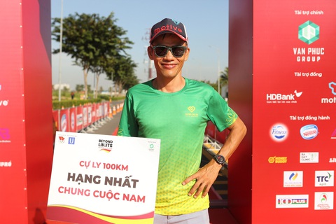 Nguyễn Văn Long vô địch cự ly chạy siêu khủng 100km tại TP.HCM- Ảnh 1. Anh Nguyễn Văn Long trở thành nhà vô địch ở cự ly 100km nam - Ảnh: MINH ĐẶNG