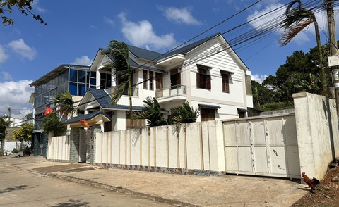 Ông Vương đã có biệt thự tại tổ dân phố 3, thị trấn Đắk Mil, huyện Đắk Mil nhưng vẫn được cấp lô đất tái định cư rồi đem bán, hưởng chênh lệch - Ảnh: TR.TÂN Ông Vương đã có biệt thự tại tổ dân phố 3, thị trấn Đắk Mil, huyện Đắk Mil nhưng vẫn được cấp lô đất tái định cư rồi đem bán, có dấu hiệu trục lợi tiền bồi thường - Ảnh: TÂM AN