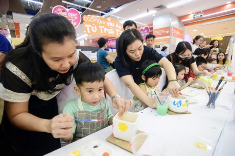 Phụ huynh cùng các bé tham gia tô màu trên chậu cây tại CoopXtra Tân Phong, quận 7, TP.HCM tối 4-11 - Ảnh: QUANG ĐỊNH Phụ huynh cùng các bé tham gia tô màu trên chậu cây tại CoopXtra Tân Phong, quận 7, TP.HCM tối 4-11 - Ảnh: QUANG ĐỊNH