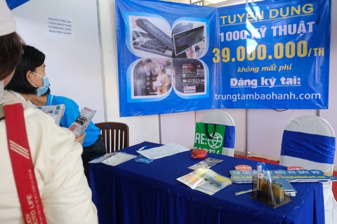 May mặc, da giày 'lên sàn' tuyển dụng lao động trở lại- Ảnh 3. Vị trí nhân sự kỹ thuật máy tính có mức thu nhập rất cao - Ảnh: VŨ THỦY