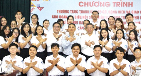 Đoàn đại biểu sinh viên TP.HCM với 140 đại biểu chính thức dự Đại hội toàn quốc Hội Sinh viên Việt Nam lần XI - Ảnh: C.TRIỆU Đoàn đại biểu sinh viên TP.HCM với 140 đại biểu chính thức dự Đại hội toàn quốc Hội Sinh viên Việt Nam lần XI - Ảnh: C.TRIỆU