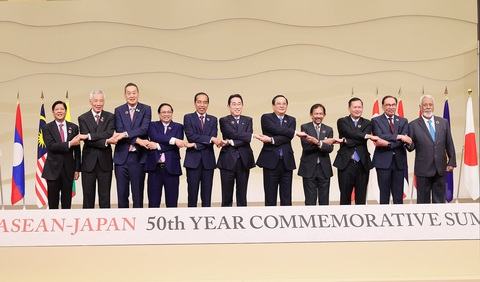 Nhật Bản công bố hỗ trợ thêm hàng chục tỉ yen cho ASEAN- Ảnh 1. Các lãnh đạo ASEAN và Nhật Bản bắt tay theo phong cách ASEAN tại hội nghị - Ảnh: TTXVN