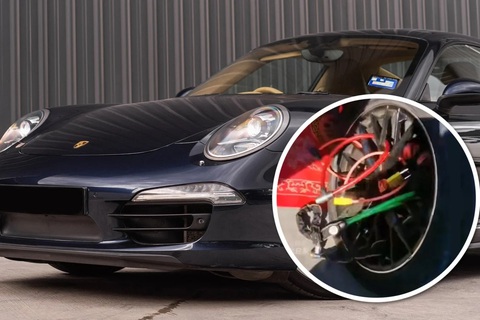 Tục cưới lạ: Khóa bánh xe Porsche của chú rể- Ảnh 1. Chiếc xe Porsche đón dâu của chú rể bị khóa lại cho đến khi rải quà mừng - Ảnh: SCMP