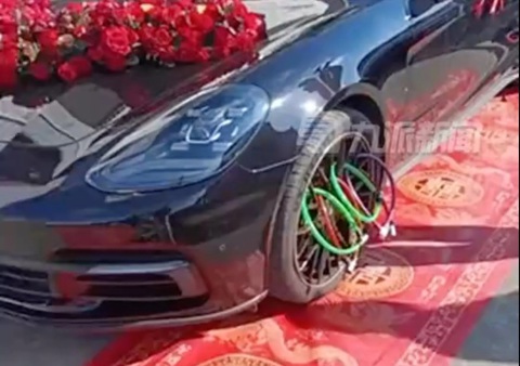 Tục cưới lạ: Khóa bánh xe Porsche của chú rể- Ảnh 2. Theo giải thích, khóa xe cưới là tục truyền thống trong vùng - Ảnh: Douyin