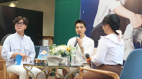 Tuổi trẻ thăng trầm mà đáng nhớ- Ảnh 2. Những câu chuyện, thắc mắc được Tun Phạm giải đáp trong buổi giao lưu với các độc giả - Ảnh: KHÁNH HUYỀN
