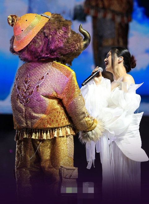 Hai 'mối tình ngoại truyện' gây sốt ở Ca sĩ mặt nạ- Ảnh 6. Màn song ca Rời bỏ nhiều cảm xúc của Voi Bản Đôn và ca sĩ Hương Tràm