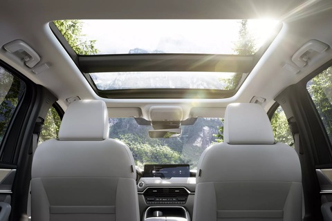 Mazda CX-80 sắp ra mắt sẽ là xe Mazda lớn nhất, sang nhất- Ảnh 5. Chiều dài cơ sở của Mazda CX-80 nằm giữa khoảng 2.870 mm (CX-60) và CX-90 (3.119 mm) đảm bảo một không gian cabin rộng rãi, thoáng đãng khi kết hợp với cửa sổ trời toàn cảnh và cửa sổ bên lớn - Ảnh: Mazda