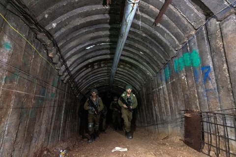 Bên trong đường hầm lớn nhất của Hamas được phát hiện cho đến nay ở Gaza - Ảnh: REUTERS Bên trong đường hầm lớn nhất của Hamas được phát hiện cho đến nay ở Gaza - Ảnh: REUTERS