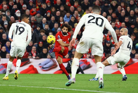 Liverpool và Man United hòa nhau trong trận cầu không bàn thắng- Ảnh 2. Salah không thể ghi bàn dù có nhiều cơ hội tiếp cận khung thành Man United - Ảnh: REUTERS