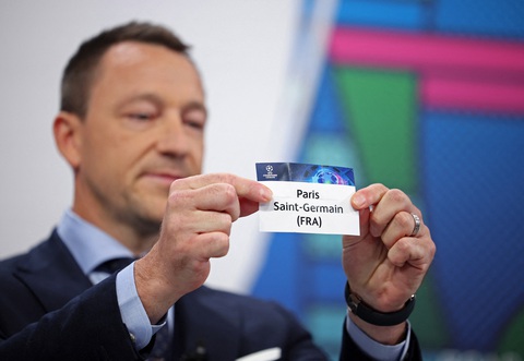 PSG né được các 'ông lớn' ở vòng 16 đội Champions League- Ảnh 1. Cựu danh thủ John Terry là người bốc thăm - Ảnh: REUTERS