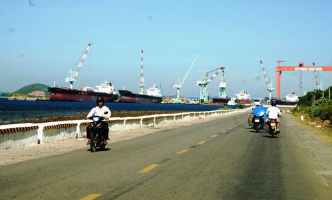Mở đường ven biển vịnh Vân Phong, sẽ thu hồi đất của 700 hộ dân- Ảnh 1. Một đoạn đường ven biển vịnh Vân Phong thuộc quốc lộ 26B qua khu vực Nhà máy tàu biển Hyundai Vinashin tại xã Ninh Phước (Ninh Hòa, Khánh Hòa) - Ảnh: PHAN SÔNG NGÂN