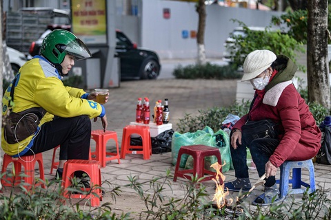 Thời tiết hôm nay 19-12: Bắc Bộ rét chồng rét, Nam Bộ sáng trời mù- Ảnh 1. Người dân Hà Nội đốt lửa sưởi ấm trong thời tiết rét ngày 18-12 - Ảnh: NAM TRẦN