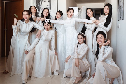 Trang Hý 'bị chửi' vì kiểu trang điểm lạ ở đám cưới Diễm My 9X- Ảnh 1. Diễm My 9X bên dàn phụ dâu trong đám cưới hôm 16-12.