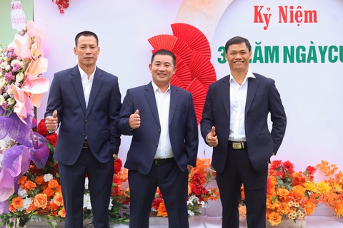 Ba 3 "chú rể" tươi rói trong lễ kỷ niệm 30 năm ngày cưới - Ảnh: Kun Mon
