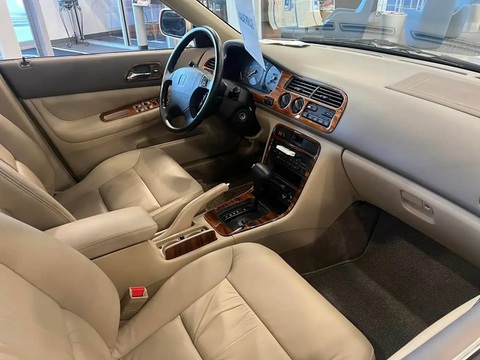 Honda Accord 28 tuổi có giá cao hơn cả xe mới- Ảnh 2. Nội thất xe được bảo quản cực tốt với da bọc và các bề mặt như mới - Ảnh: Vern Eide Honda