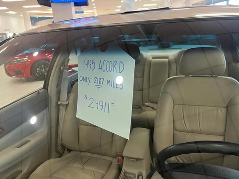 Honda Accord 28 tuổi có giá cao hơn cả xe mới- Ảnh 3. Dù có mức giá khó tin, chiếc Honda Accord "cổ" không khó khăn để tìm thấy chủ mới - Ảnh: Vern Eide Honda