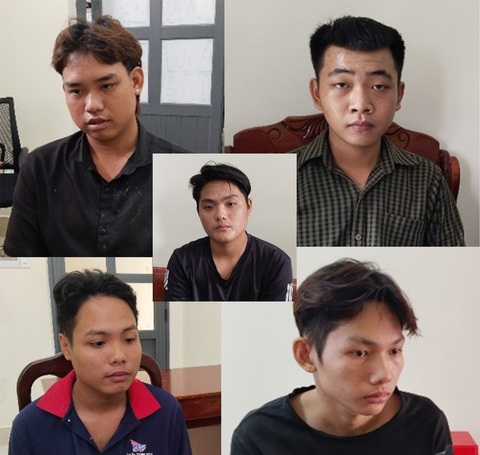 Nhóm cướp 17, 18 tuổi chặn người đi trên quốc lộ cướp tài sản- Ảnh 1. Nhóm cướp chặn xe người dân đang lưu thông trên quốc lộ Quản Lộ Phụng Hiệp bị bắt sau khi gây ra vụ cướp - Ảnh: Công an cung cấp