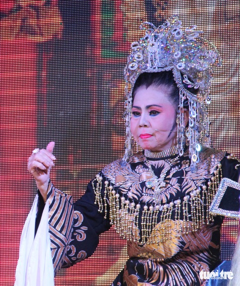Nghệ sĩ Xuân Thu - Ảnh: LINH ĐOAN Nghệ sĩ Xuân Thu vai Ngô Quốc Thái trong vở Lưu Bị cầu hôn Giang Tả - Ảnh: LINH ĐOAN