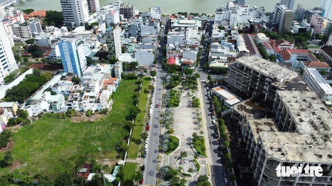 3 dự án trên đất vàng giữa trung tâm Đà Nẵng ‘đắp chiếu’ cả thập kỷ- Ảnh 1. Bìa phải là dự án Golden Square, còn bãi đất đầy cỏ dại bên trái là Viễn Đông Meridian - Ảnh: ĐOÀN CƯỜNG