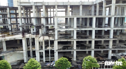 3 dự án trên đất vàng giữa trung tâm Đà Nẵng ‘đắp chiếu’ cả thập kỷ- Ảnh 4. Công trình đã dừng thi công nhiều năm qua - Ảnh: ĐOÀN CƯỜNG