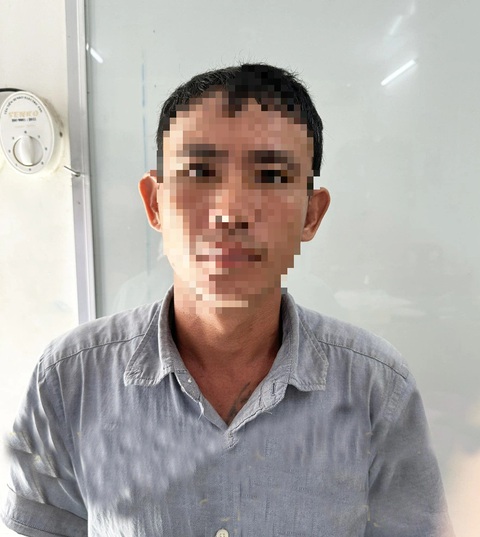Khởi tố đối tượng tạt nguyên nồi lẩu đang sôi vào người phụ nữ nói câu miệt thị- Ảnh 1. Người đàn ông tạt nguyên nồi lẩu đang sôi lên người phụ nữ gây thương tích vì câu nói miệt thị mình - Ảnh: MINH PHƯỚC