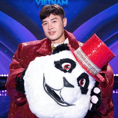 Bố Gấu Hoàng Hải: Tôi tự tin mình là đại gia- Ảnh 2. Hoàng Hải bên cạnh mascot Bố Gấu - Ảnh: BTC