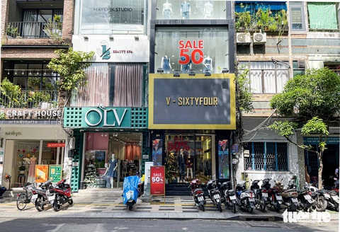 Quận 1 kẻ vạch vỉa hè để người dân đậu xe máy tự quản- Ảnh 5. Xe cộ để gọn gàng trước vỉa hè ở đường Nguyễn Trãi - Ảnh: CHÂU TUẤN