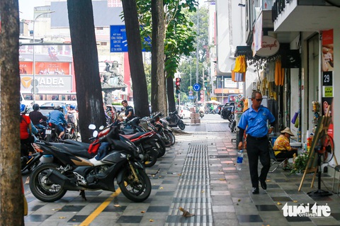 Quận 1 kẻ vạch vỉa hè để người dân đậu xe máy tự quản- Ảnh 7. Hiện tại, các hàng quán đều chấp hành để xe đúng quy định - Ảnh: CHÂU TUẤN