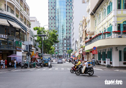 Quận 1 kẻ vạch vỉa hè để người dân đậu xe máy tự quản- Ảnh 9. Đường Mạc Thị Bưởi (đoạn từ Đồng Khởi đến Nguyễn Huệ) là 1 trong 3 vị trí được UBND quận 1 đề xuất làm chỗ đậu xe máy vào cuối tuần - Ảnh: CHÂU TUẤN