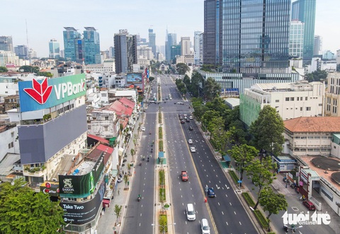 Quận 1 kẻ vạch vỉa hè để người dân đậu xe máy tự quản- Ảnh 10. Cùng với việc quản lý và sử dụng vỉa hè, lòng đường, UBND quận 1 vừa trồng 84 cây me xanh trên đường Lê Lợi để tạo bóng mát và chỉnh trang đô thị - Ảnh: CHÂU TUẤN