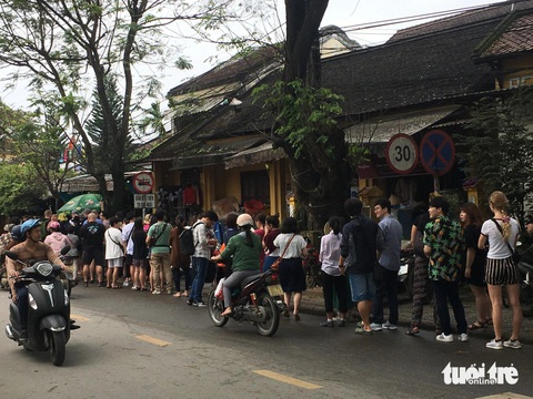 Đến Hội An, tôi sẽ vẫn mua bánh mì Phượng- Ảnh 5. Du khách xếp hàng dài mua bánh mì Phượng ở Hội An trước đây - Ảnh: TRƯỜNG TRUNG